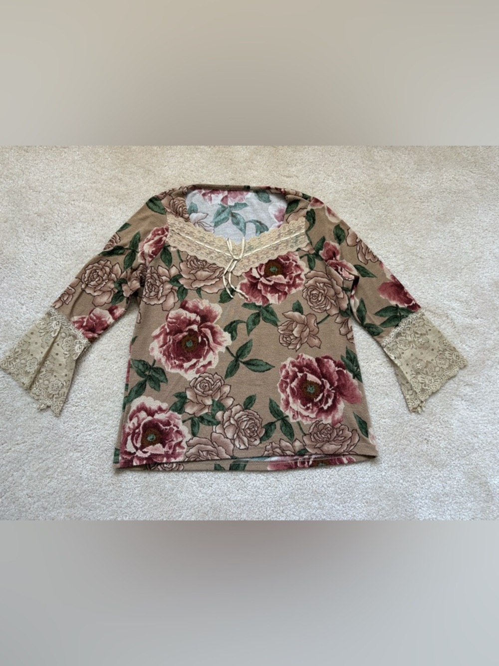 Vintage floral renaissance 3/4 sleeve stretchy top, lace cuffs, sz S